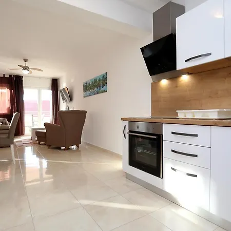 Lovely 2-bed In Okrug Gornji Appartamento