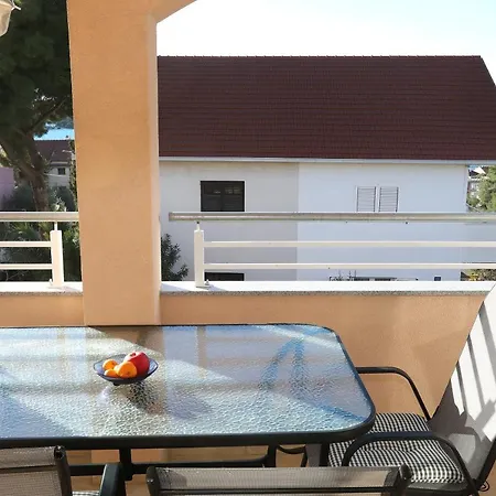Lovely 2-bed In Okrug Gornji Appartamento *