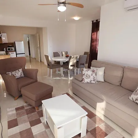 Lovely 2-bed In Okrug Gornji *