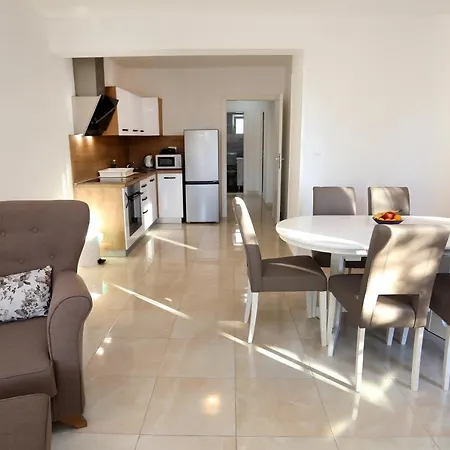 Appartamento Lovely 2-bed In Okrug Gornji