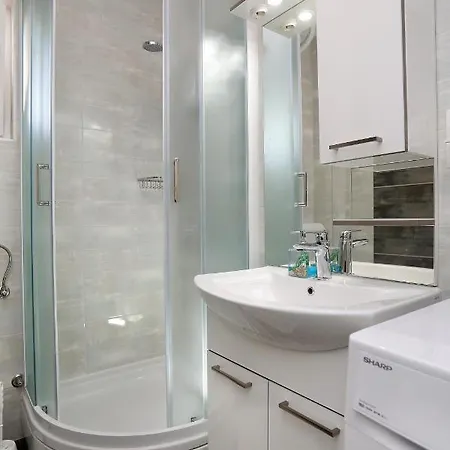 Lovely 2-bed In Okrug Gornji * Traù