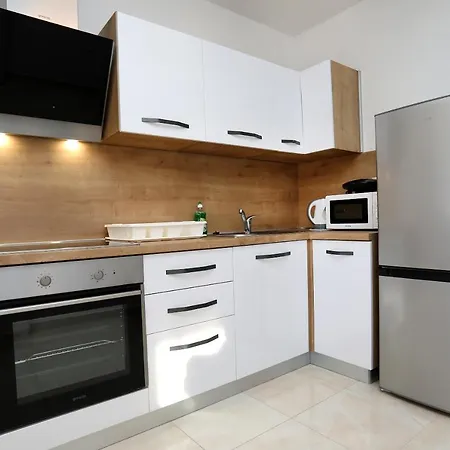 Lovely 2-bed In Okrug Gornji Appartamento *