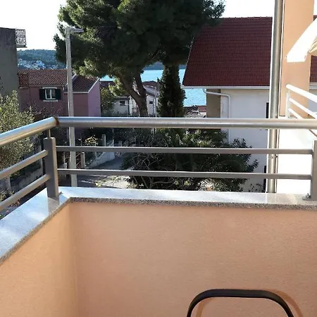 Lovely 2-bed In Okrug Gornji Appartamento *