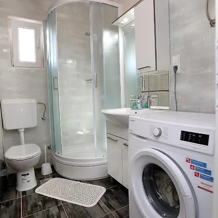 Lovely 2-bed In Okrug Gornji Appartamento