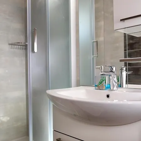 Lovely 2-bed In Okrug Gornji Appartamento *
