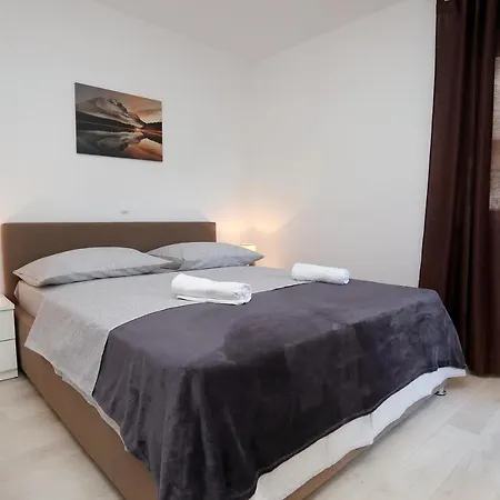 Lovely 2-bed In Okrug Gornji Appartamento *