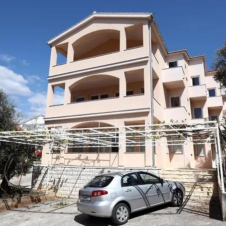 Lovely 2-bed In Okrug Gornji Appartamento